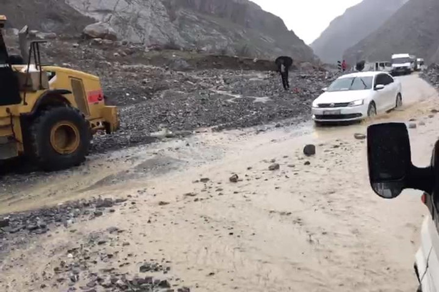 Hakkari'de sel ve heyelan yolları kapattı