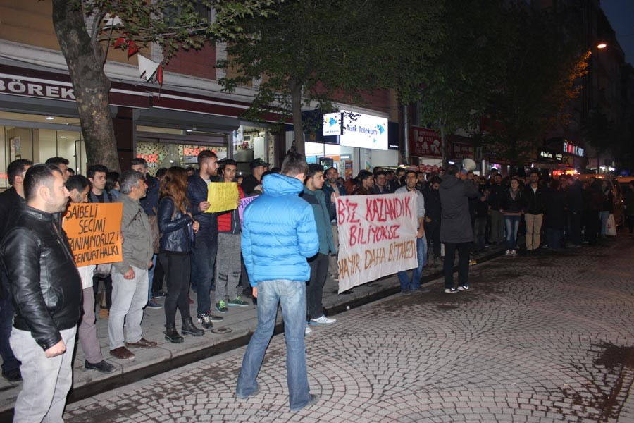 'Her zaman yaptıklarını  yaptılar, çaldılar'