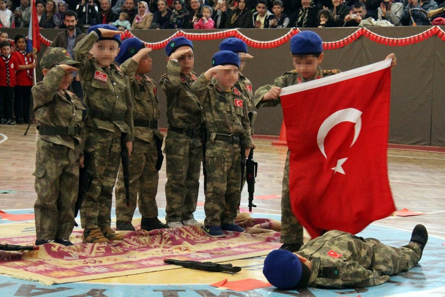 23 Nisan'da çocuklara oyuncak silah verip, savaştırdılar