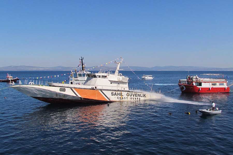 Çeşme'de dalış turizmi için sahil güvenlik gemisi batırıldı