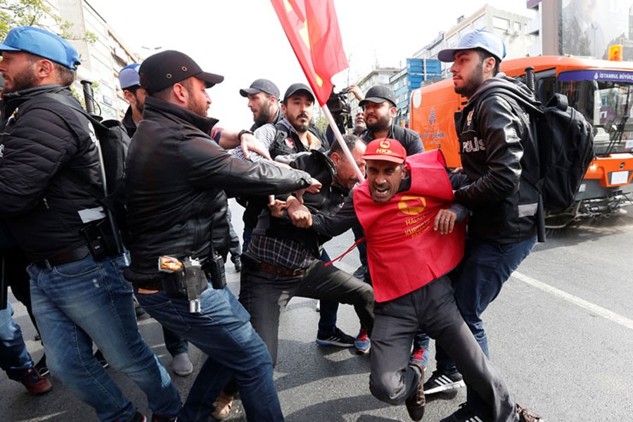 Beşiktaş'ta 1 Mayıs'a katılmak isteyenlere polis saldırısı