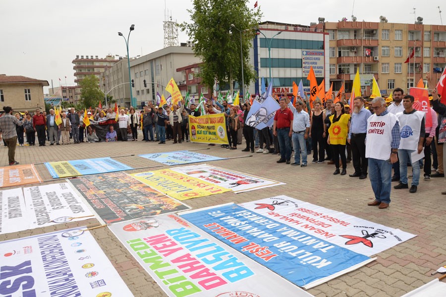 Tarsus'ta 1 Mayıs Cumhuriyet Meydanı'nda kutlandı