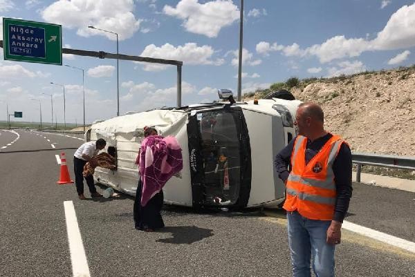 Tarım işçilerini taşıyan minibüs devrildi: 10 işçi yaralı