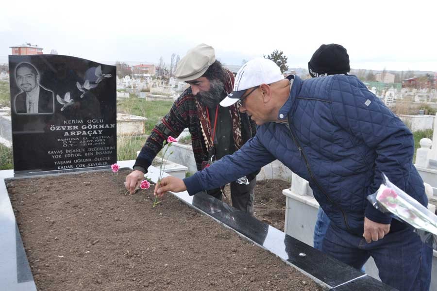 10 Ekim Katliamında yitirilen Gökhan Arpaçay için anıt mezar