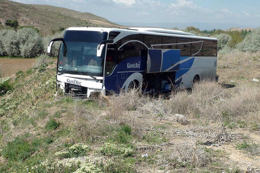 Yolcu otobüsü şarampole düştü: 10 yolcu yaralı