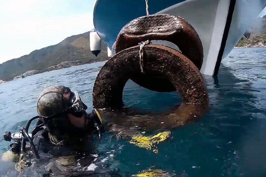 Marmaris'te gönüllü dalgıçlar deniz dibi temizliği yaptı