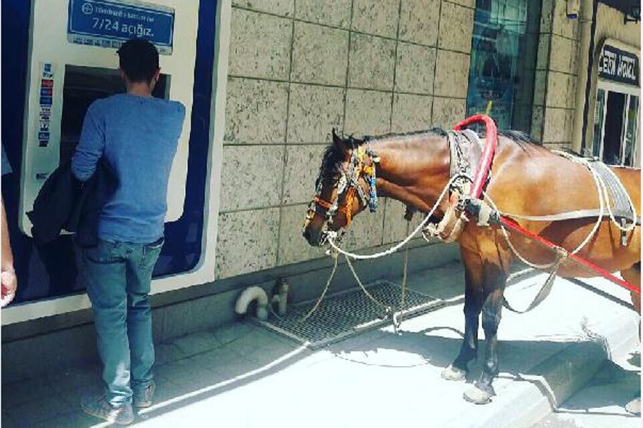 ATM’den para çekmeye atıyla geldi 