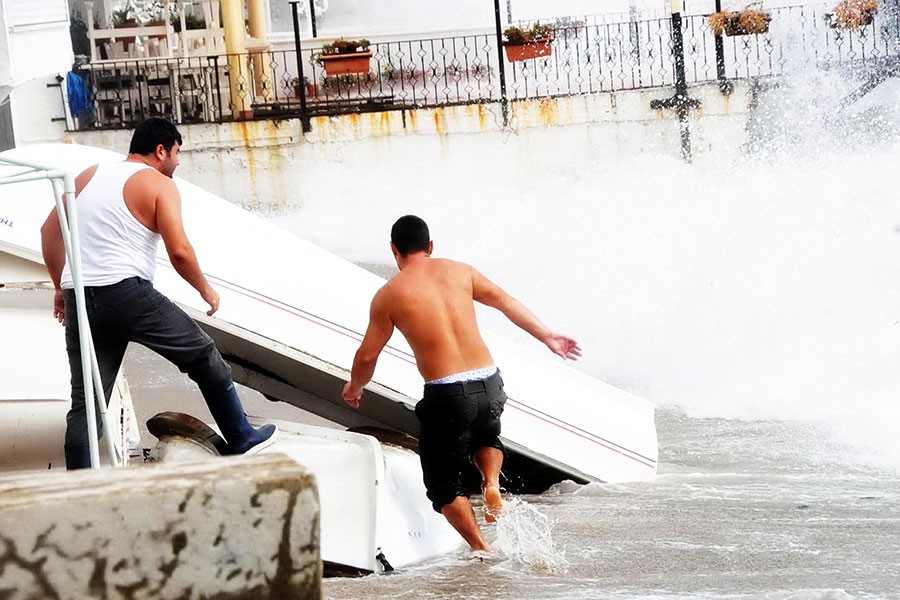 Bodrum'da şiddetli lodos hayatı olumsuz etkiledi