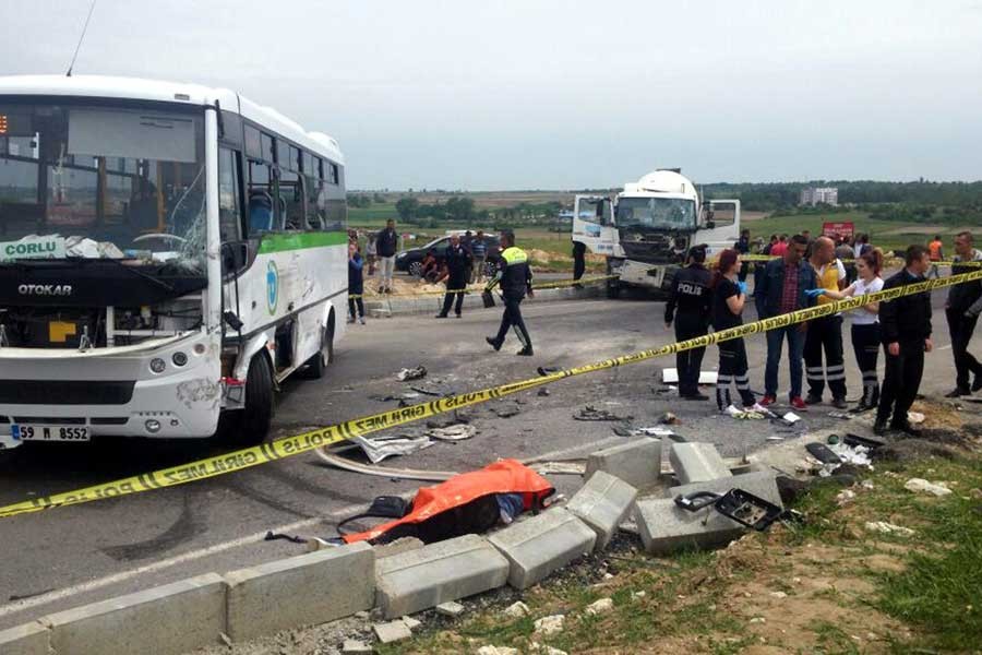 Beton mikseri, midibüsle çarpıştı: 2 ölü, 17 yaralı