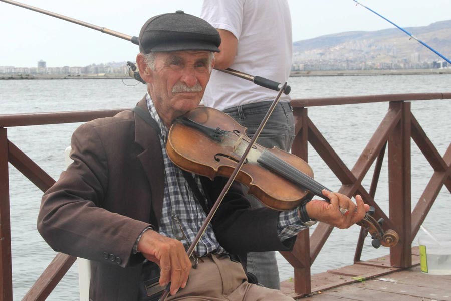 Asırlık kemanıyla sokaklarda bir başına