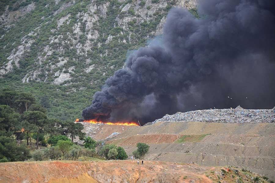 Manisa şehir çöplüğünde yangın çıktı