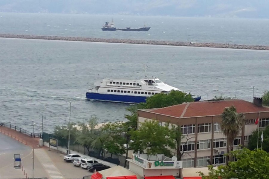 Yola çıkan deniz otobüsü fırtına yüzünden geri döndü