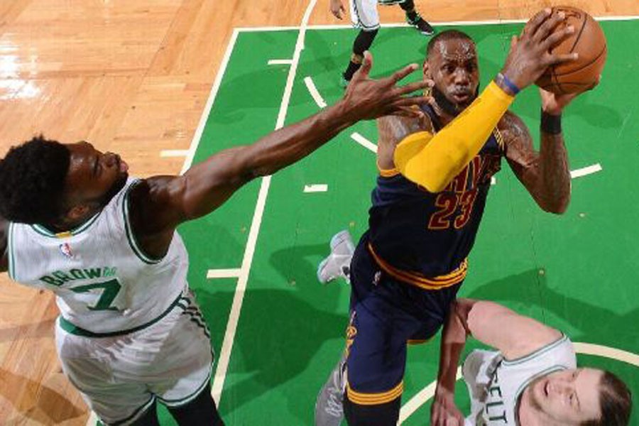 Son şampiyon Cavaliers, Celtics'i rahat geçti