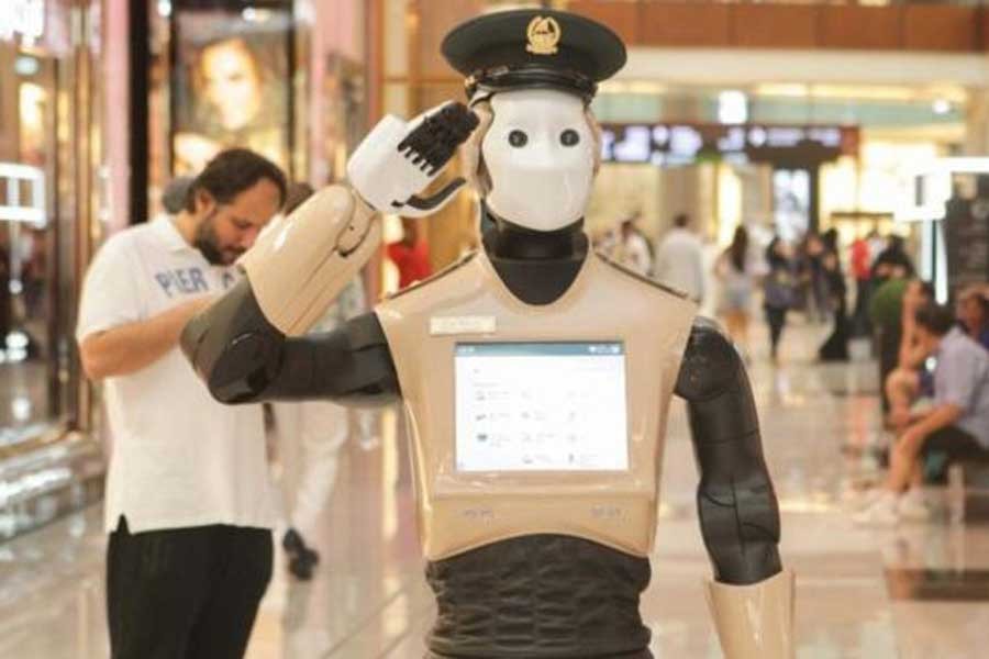 Dubai'de ilk robot polis göreve başlıyor