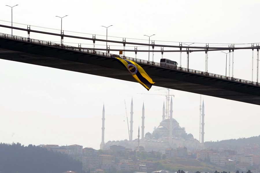 Fenerbahçe bayrağı İstanbul Boğazı'nda