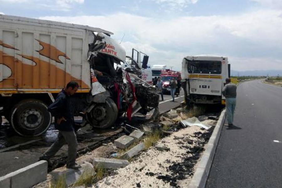 Malatya'da belediye otobüsüne kamyon çarptı: Yaralılar var 