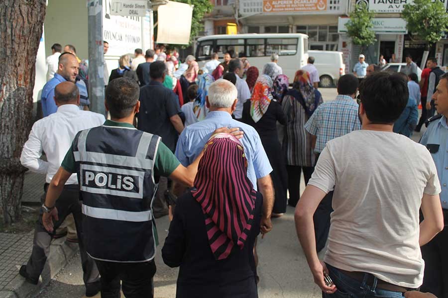 Duruşma çıkışı çocuklarını kaybeden ailelere saldırı