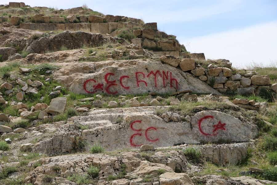 Tarihi kaleye üç hilal yazılaması