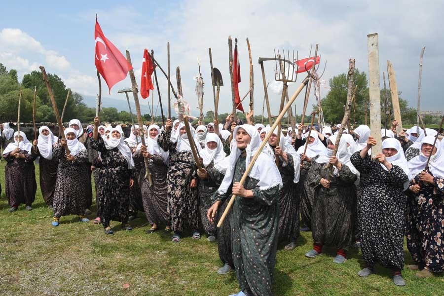 Kadınlar meralarının ellerinden alınmasına karşı yol kapattı