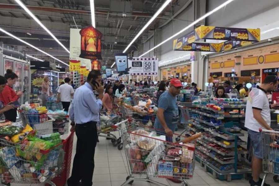 Katar'da halk, süpermarketlere akın etti