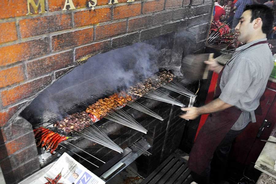 Urfa'da iftardan sahura 3 ton ciğer tüketiliyor