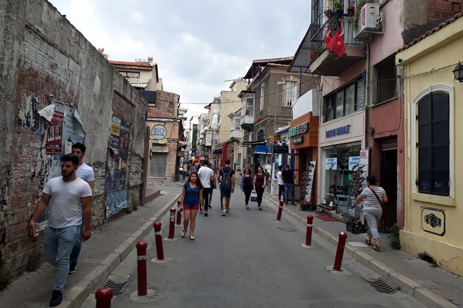 Alsancak'taki translara polis baskısı iddiası!