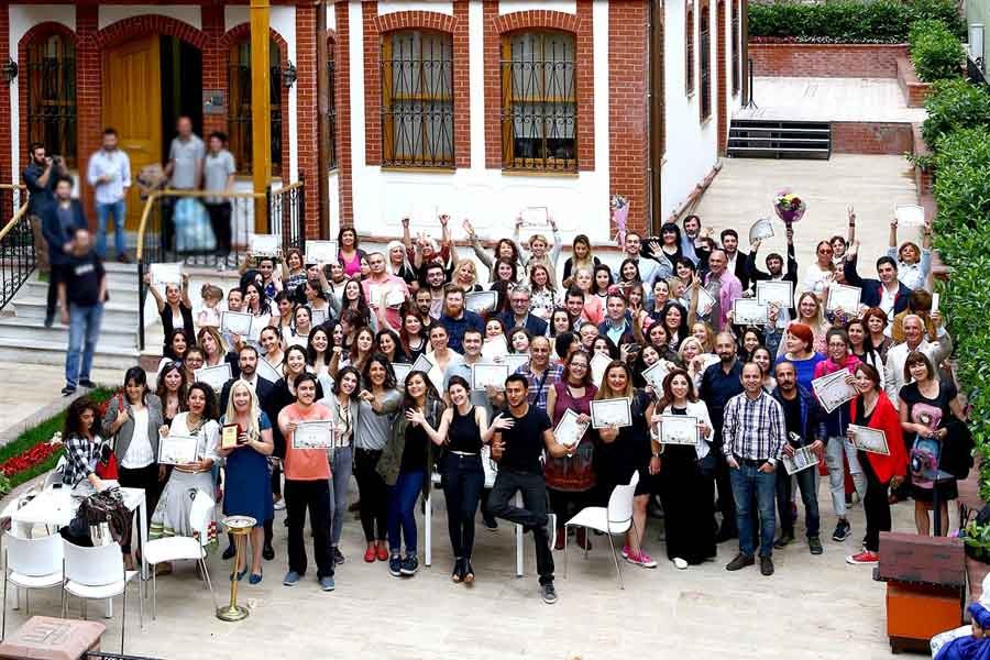 Kadıköylü komşular tiyatrodan 'Mezun' oldu