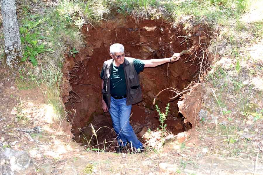 Kırklareli'de defineciler, tarihi taş mezarları talan etti