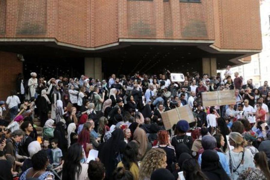 79 kişinin hayatını kaybettiği Londra yangını sonrası istifa