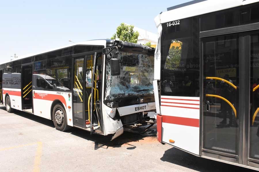 İzmir'de belediye otobüsleri çarpıştı: 11 yaralı