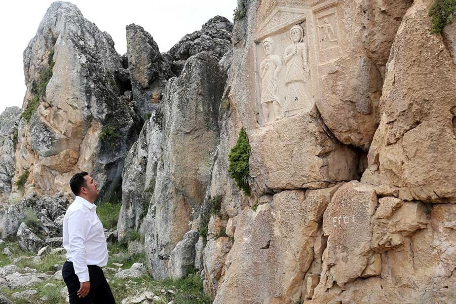 Antalya'da define avcıları tarihi alanı delik deşik etti