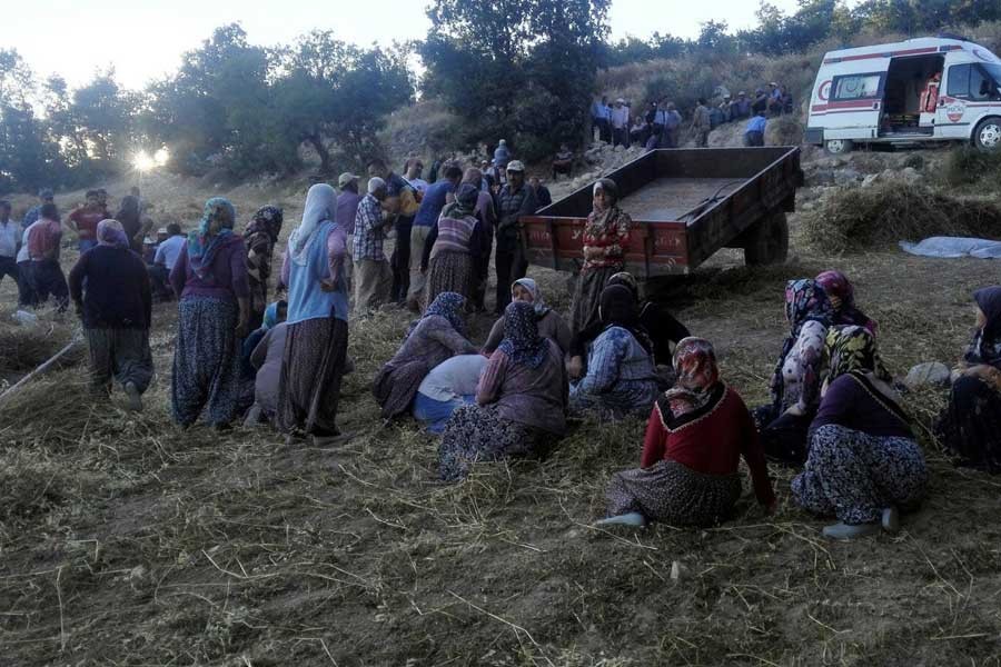 Traktör şarampole yuvarlandı, 12 yaşındaki kız çocuğu öldü