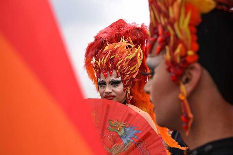 Köln’de CSD Geçidi’ne on binlerce LGBTİ katıldı