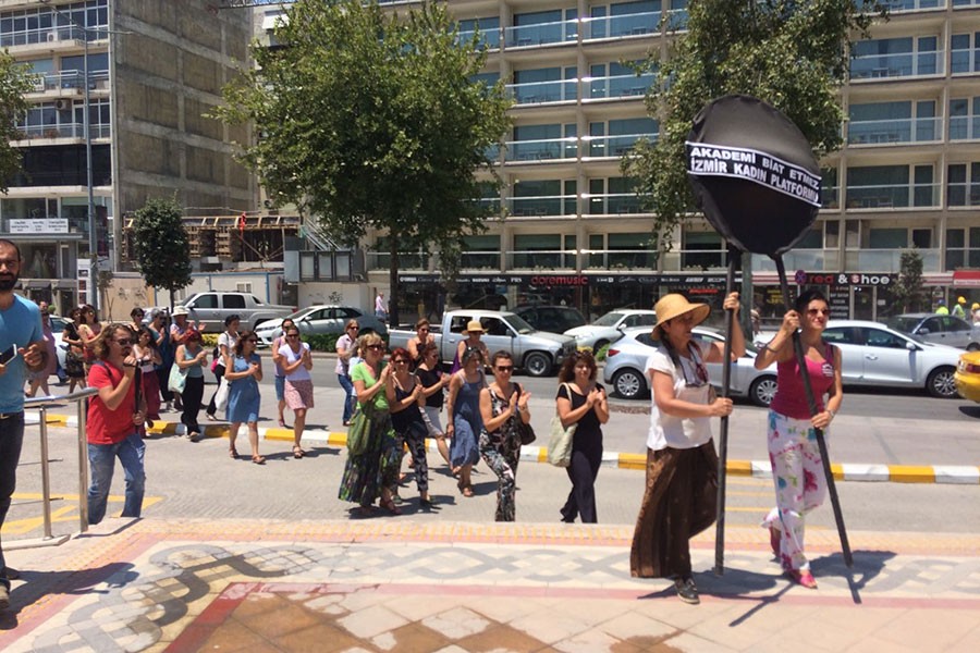 Kadınlar, Dokuz Eylül Rektörlüğünü protesto etti