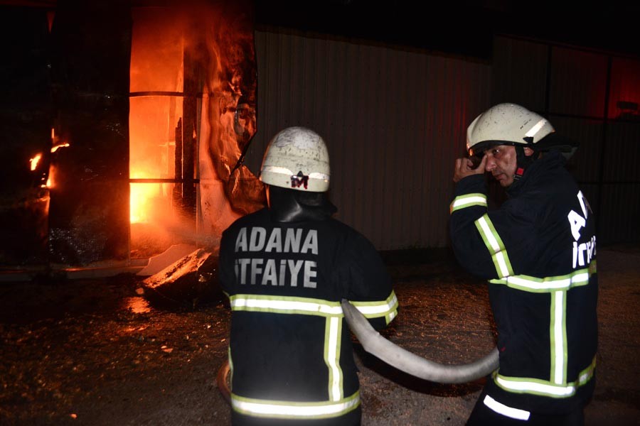 Mobilya fabrikası yangında küle döndü