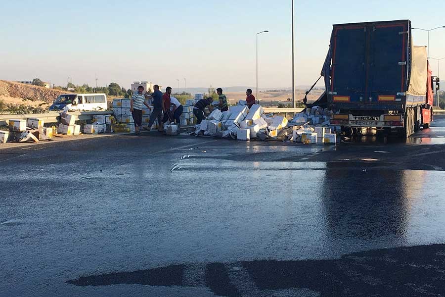 Antep'te TIR dorsesindeki sıvı yağ yola döküldü