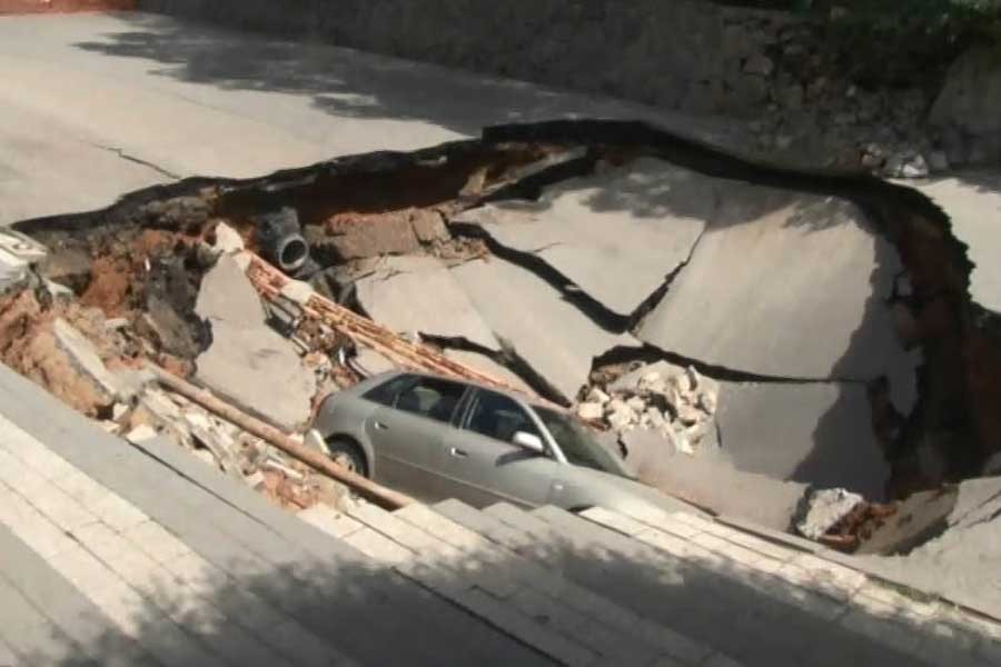 Çamlıca'da yol çöktü: Araç çukura düştü!