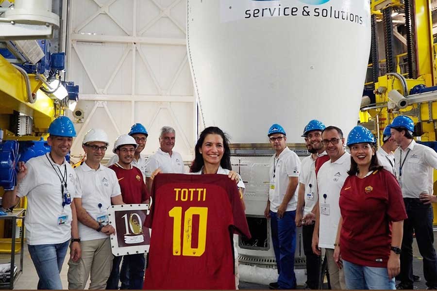 Roma efsanesi Totti'nin forması uzaya gönderildi