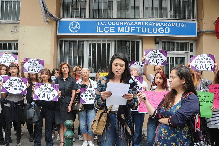 Kadınlar, 'müftülere nikah yetkisi'ni protesto etti