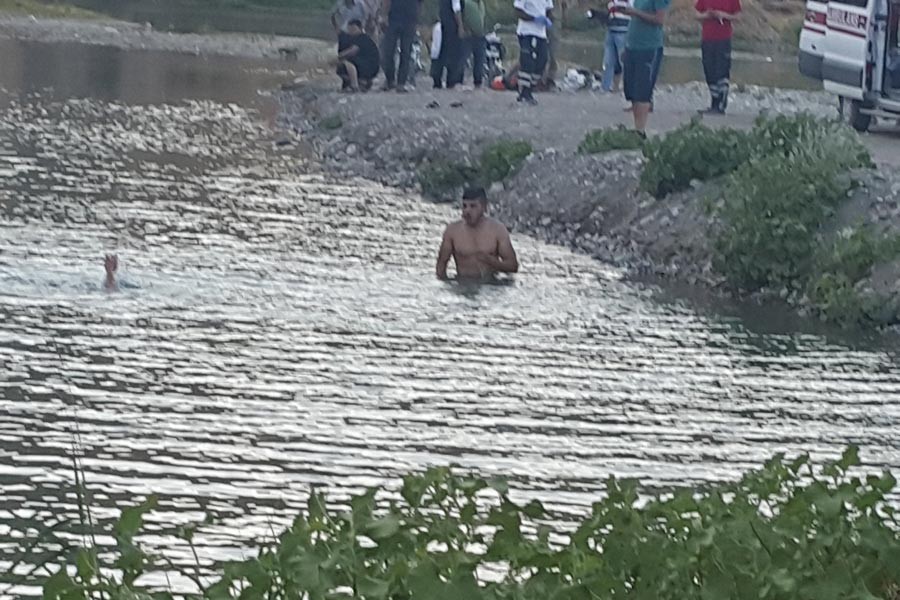 Serinlemek için Kahta Çayına giren 2 arkadaş boğularak öldü