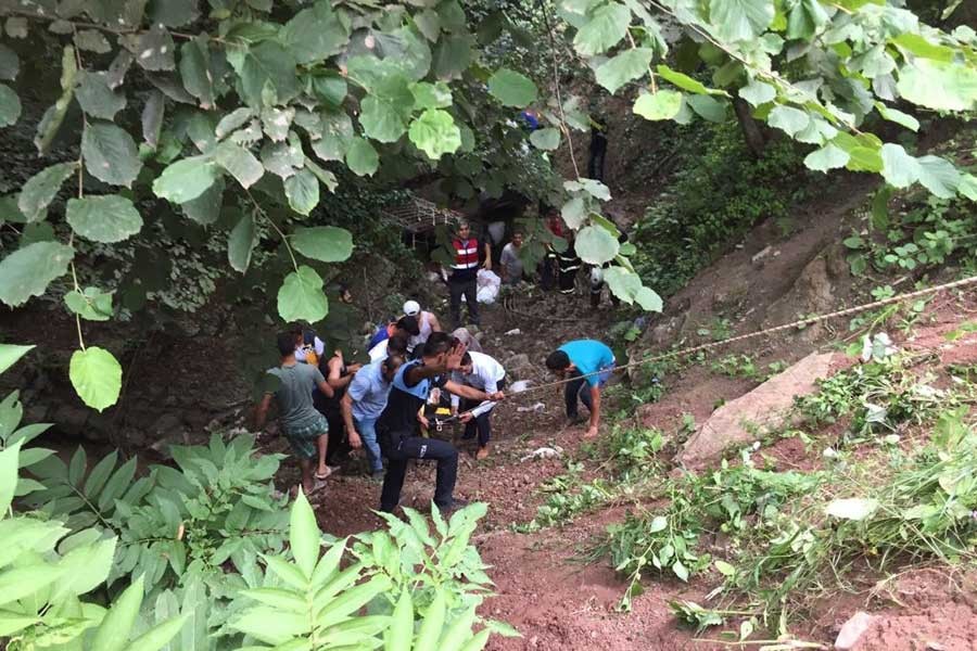 Ordu'da fındık işçilerinin minibüsü dereye uçtu: 18 yaralı