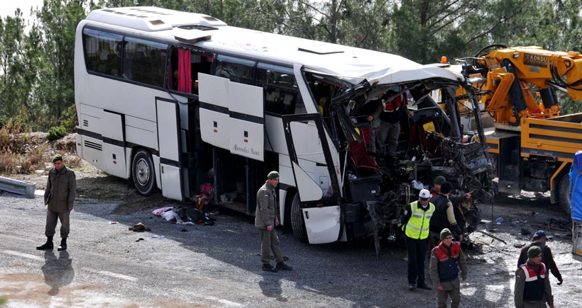 Tarım işçilerini taşıyan otobüsle TIR çarpıştı: 4 ölü