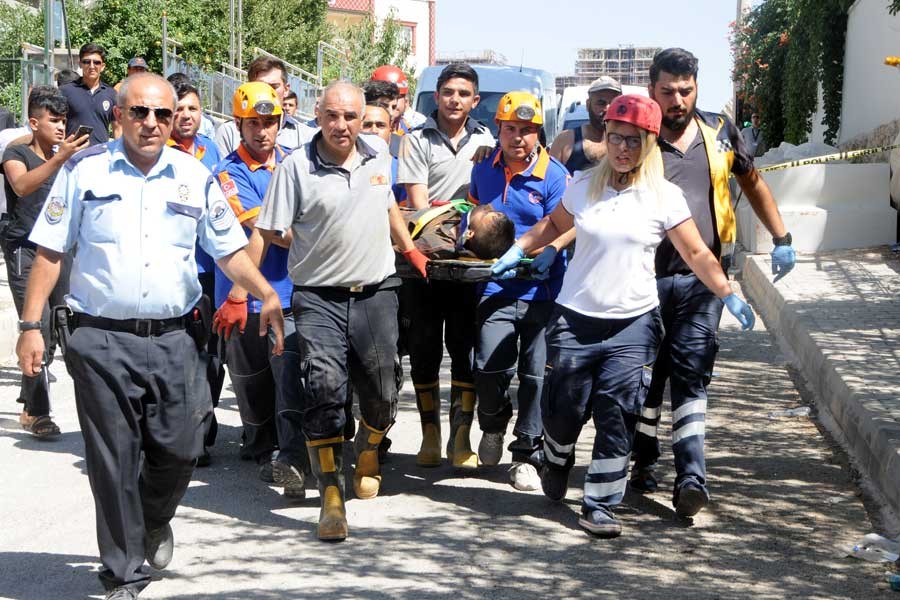 Gaziantep'te göçük altında kalan işçi kurtarıldı