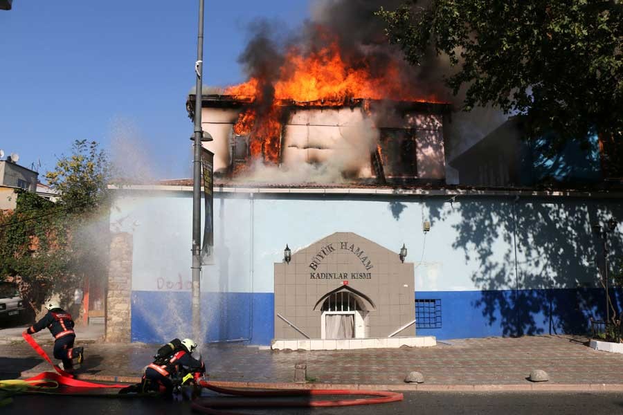 Kasımpaşa'da tarihi Büyük Hamam yandı