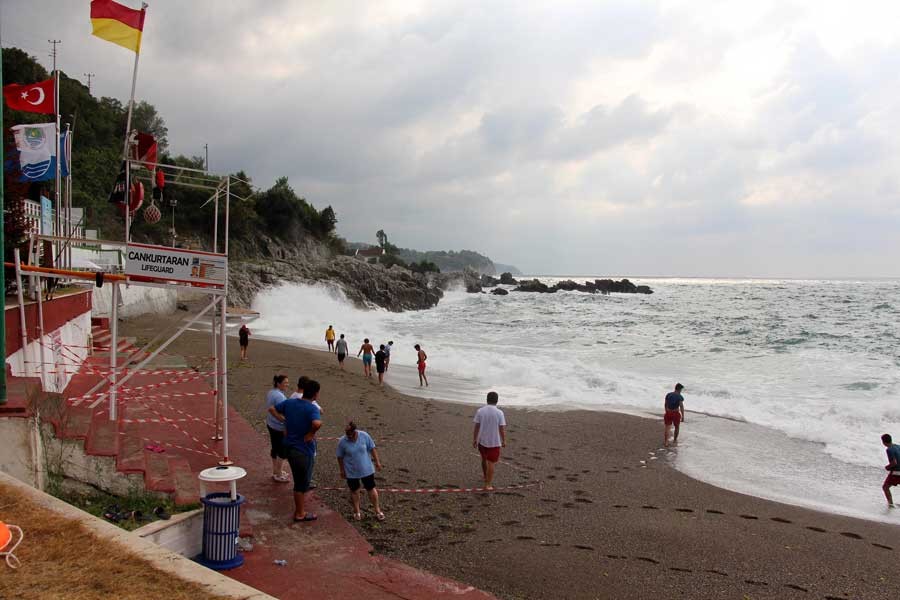 Zonguldak'ta dalga nedeniyle denize girmek yasaklandı