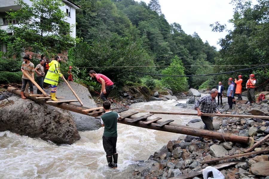 Rize'de dereler taştı, sel sularına kapılan 1 kişi kayıp