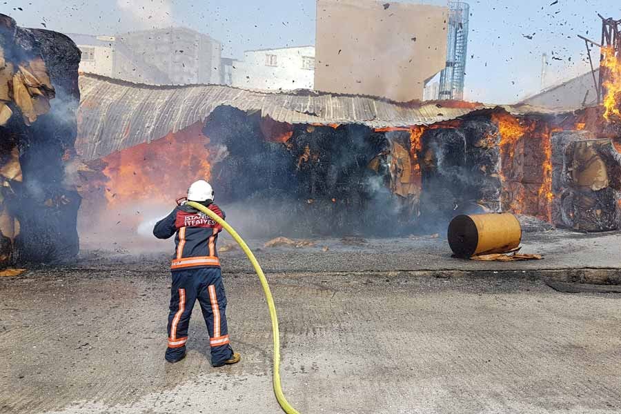 Halkalı'da karton fabrikasında yangın