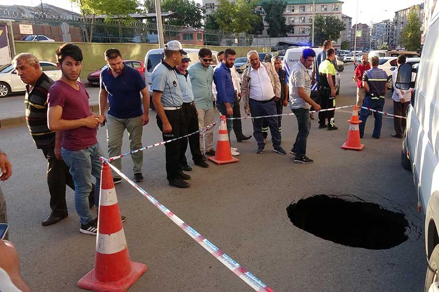 Erzurum'un en işlek caddesinde asfalt çöktü