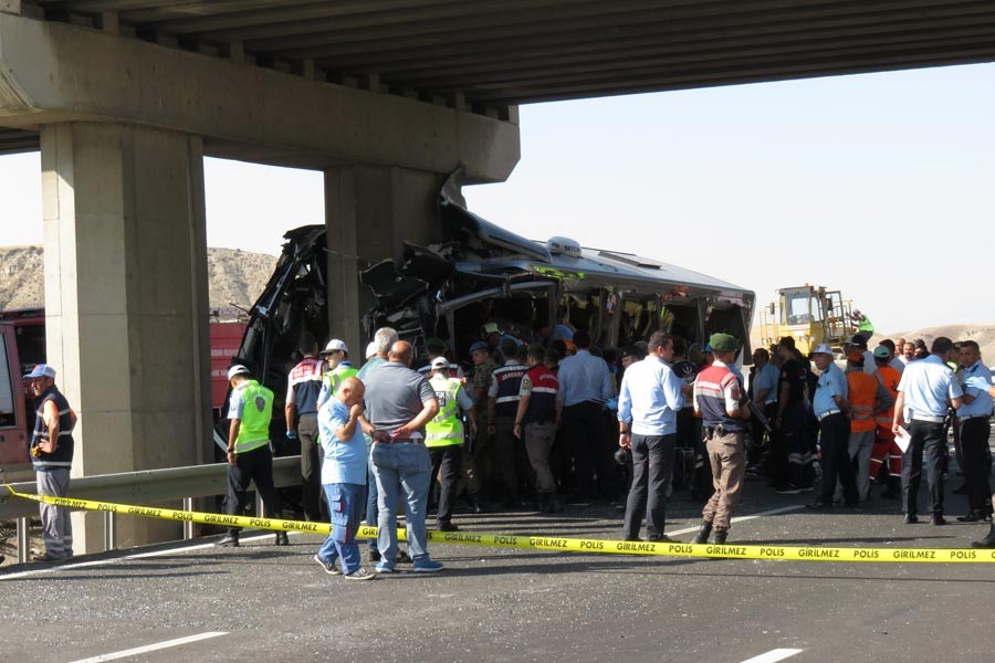 Ankara'da yolcu otobüsü köprü ayağına çarptı: 5 kişi öldü