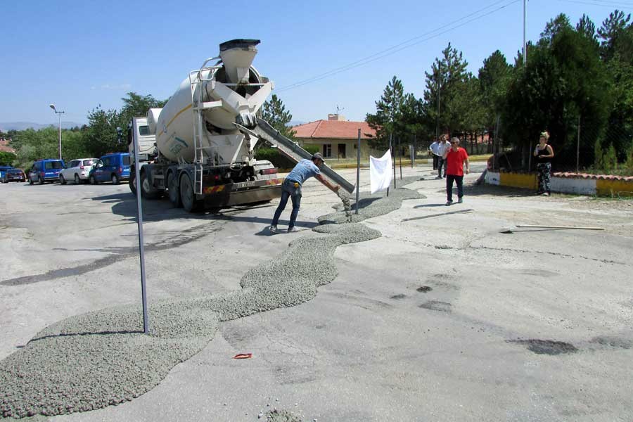 Belediye istediği parayı vermeyince yola beton döküp kapattı